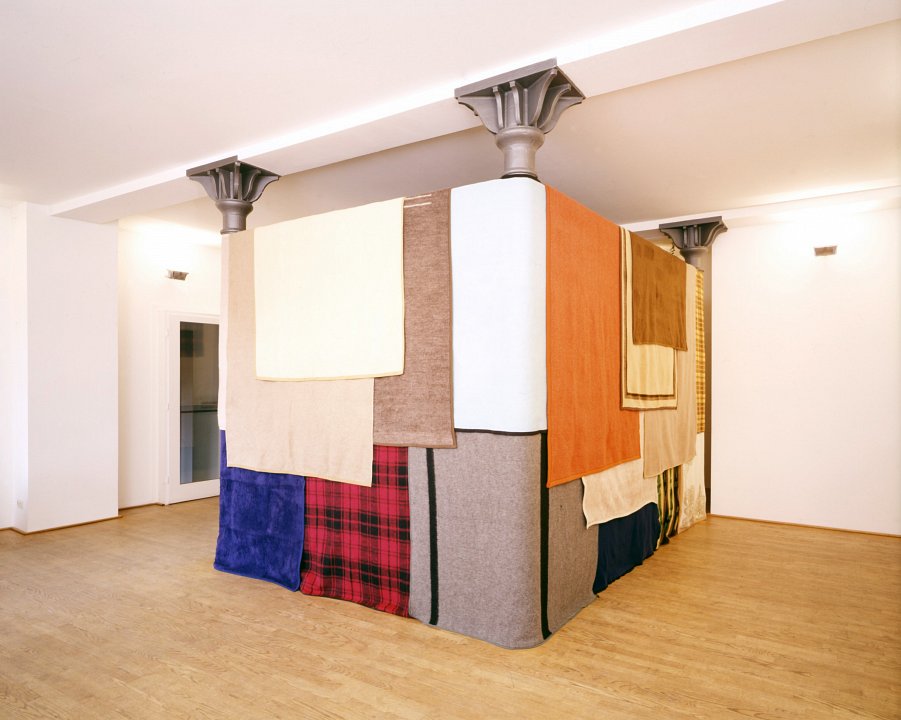 <p>installation view, Kuckei + Kuckei, 2000</p>