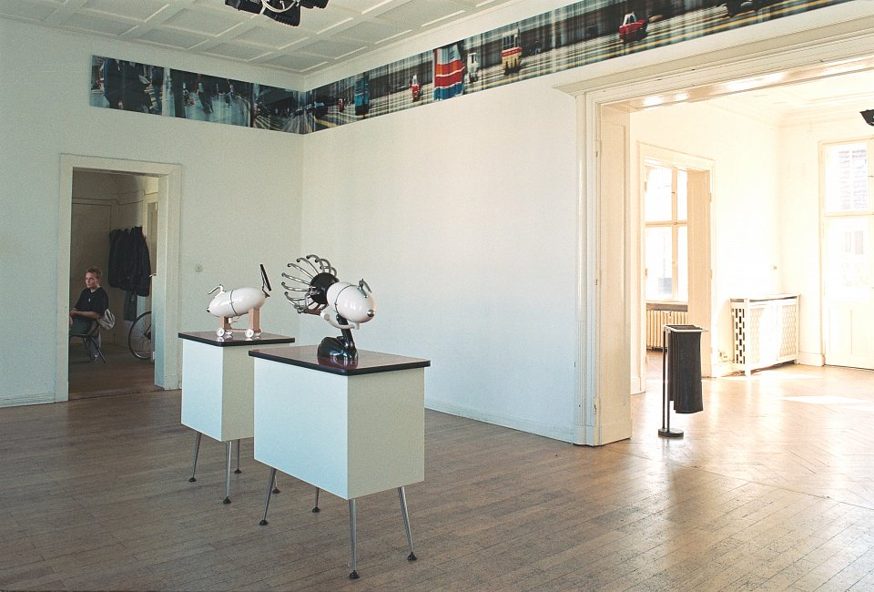 <p><em>Voges + Deisen zu Gast</em>, installation view, vierte Etage, 1996</p>