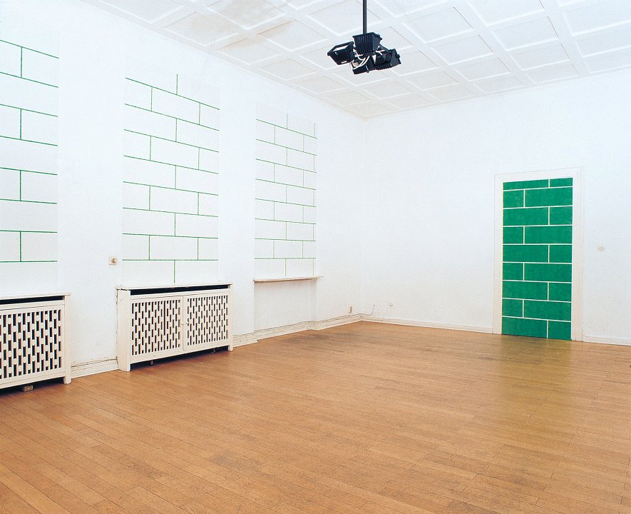 <p><em>Dürfen Maurer Malen?</em>, installation view, vierte Etage, 1996</p>