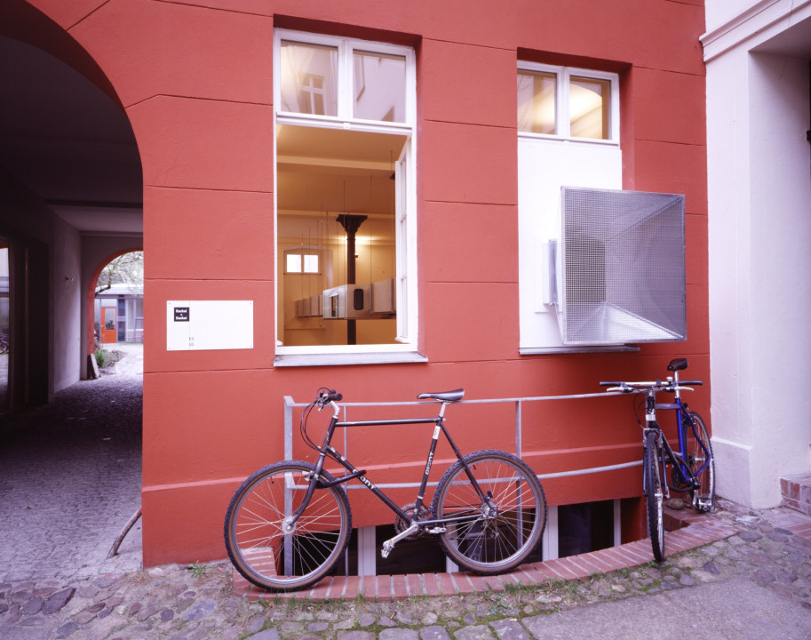 <p><em>Versuchsanordnung I</em>, installation view, Kuckei + Kuckei, 2001</p>