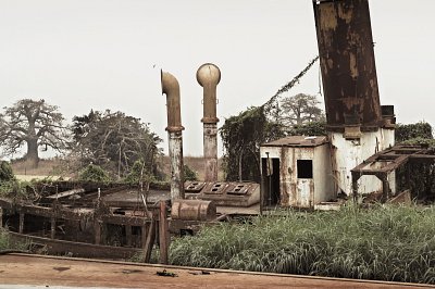 Colonial-era steamboat wreckage at Boma, 2003