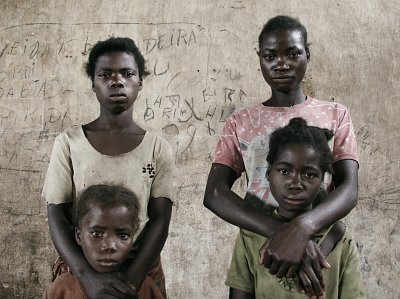 Sisters Bertha Chquia and Jamba Rosa, and sisters Louisa Vuyuyu and Maria Namunga