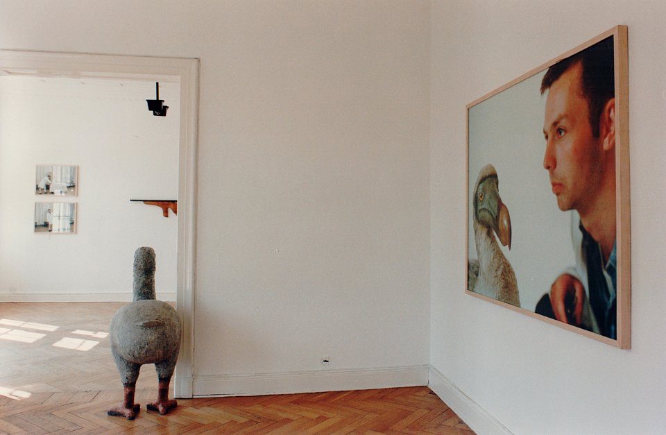 <p><em>Harte Information</em>, installation view, vierte Etage, 1995</p>