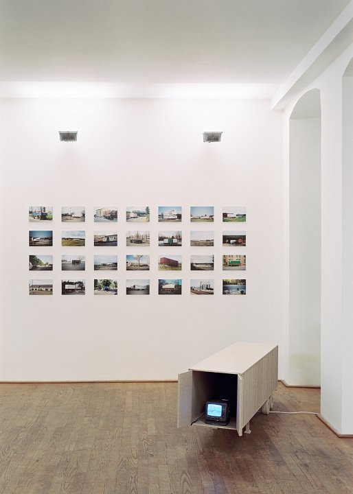 <p>installation view, Kuckei + Kuckei, 2003</p>