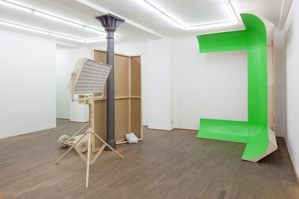 <p><em>Set</em>, installation view, Kuckei + Kuckei, 2010</p>