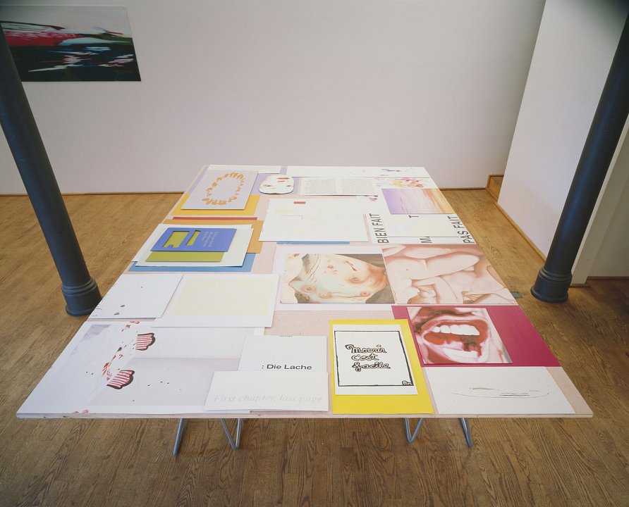 <p><em>in pieces</em>, installation view, vierte Etage, 2000</p>