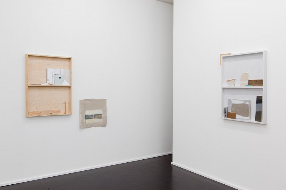 <p><em>An Extra Space</em>, installation view, Kuckei + Kuckei, 2013</p>