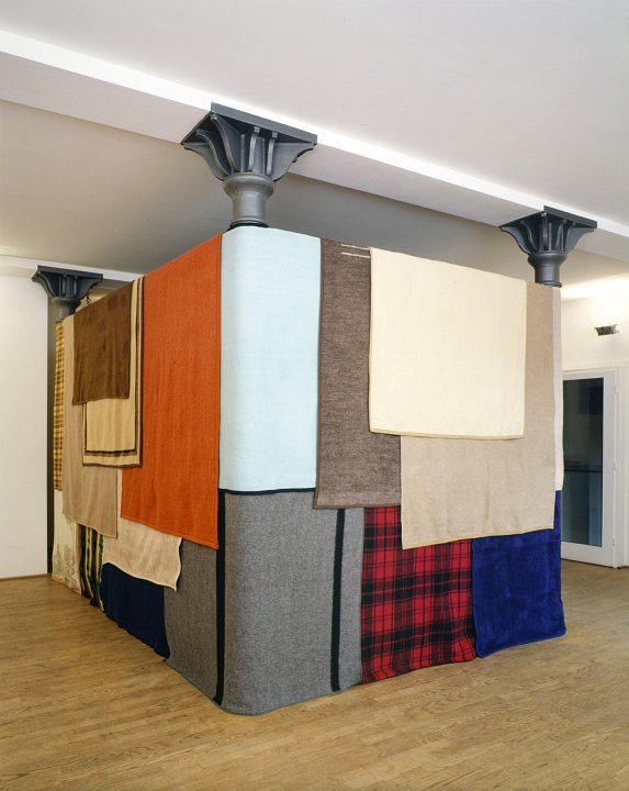 <p>installation view, Kuckei + Kuckei, 2000</p>