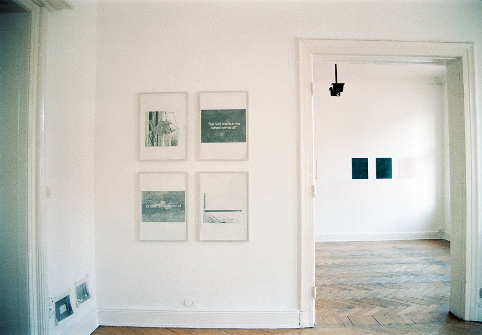 <p><em>Die Skizze</em>, installation view, vierte Etage, 1996</p>