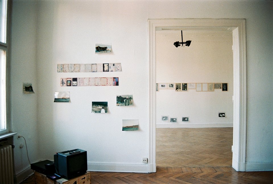 <p><em>Die Skizze</em>, installation view, vierte Etage, 1996</p>