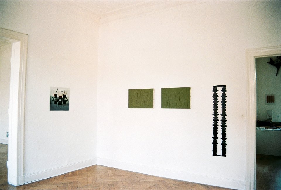 <p><em>Die Skizze</em>, installation view, vierte Etage, 1996</p>