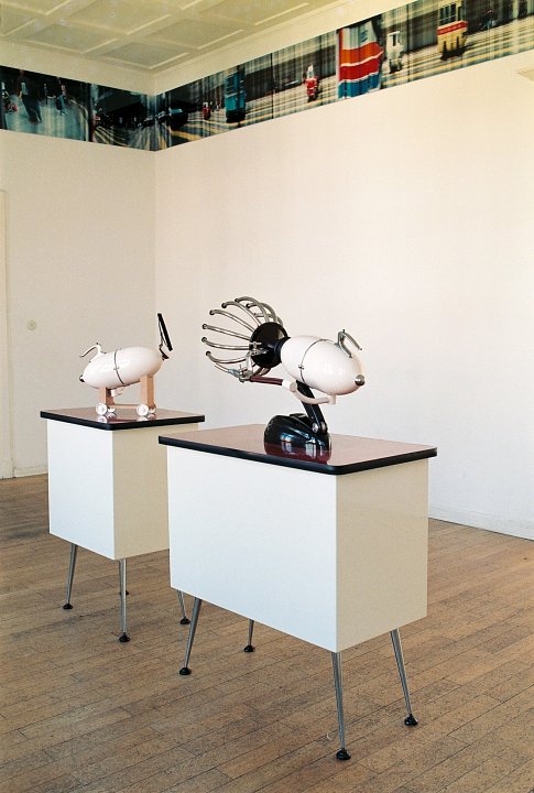 <p><em>Voges + Deisen zu Gast</em>, installation view, vierte Etage, 1996</p>