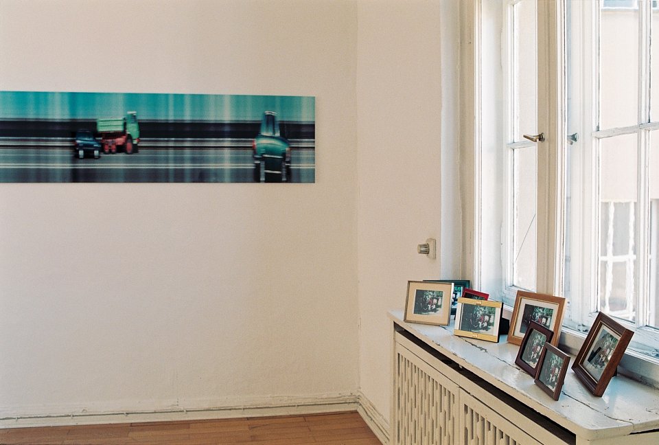 <p><em>Voges + Deisen zu Gast</em>, installation view, vierte Etage, 1996</p>