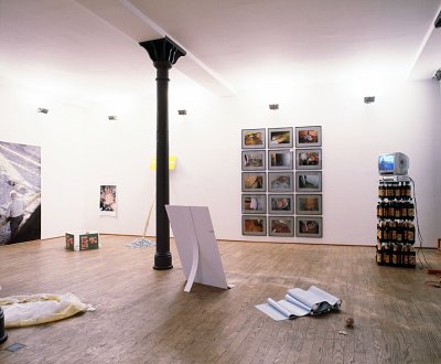 Aldrei – Nie – Never, installation view, Kuckei + Kuckei, 2004