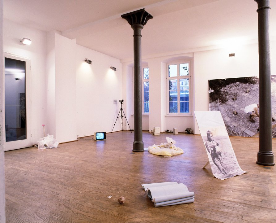 <p><em>Aldrei – Nie – Never</em>, installation view, Kuckei + Kuckei, 2004</p>