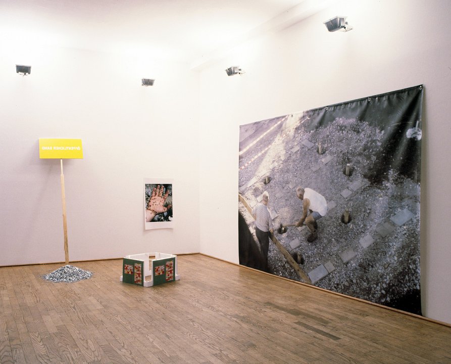 <p><em>Aldrei – Nie – Never</em>, installation view, Kuckei + Kuckei, 2004</p>