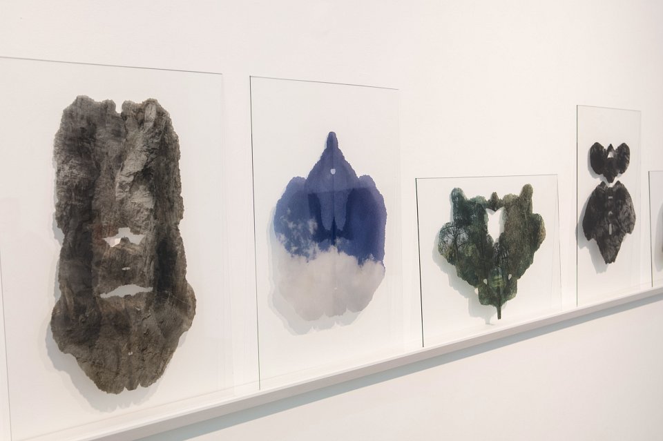 <p><em>Rorschach – An Experiment</em>, installation view, 2017<br>
works by Anja Nitz</p>