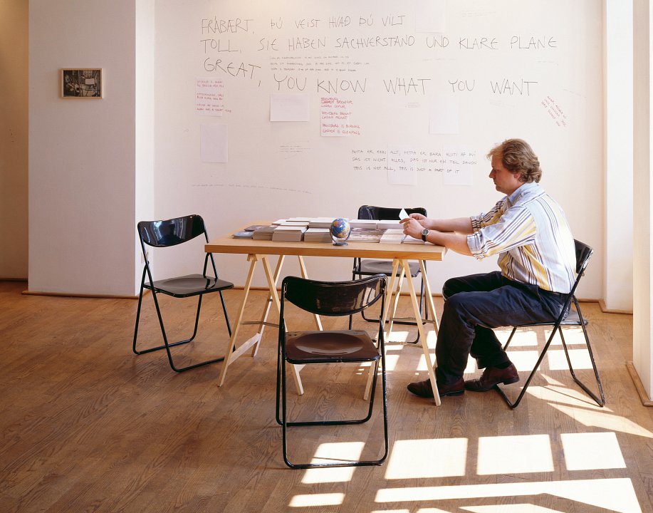 <p><em>10 Fragen und 100 Antworten</em>, installation view, Kuckei + Kuckei, 1999</p>