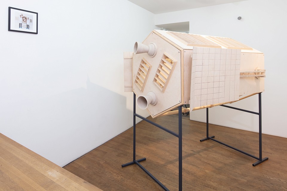 <p>Oliver van den Berg,<em>Sonnenprobe</em>, 2019, Installationview</p>