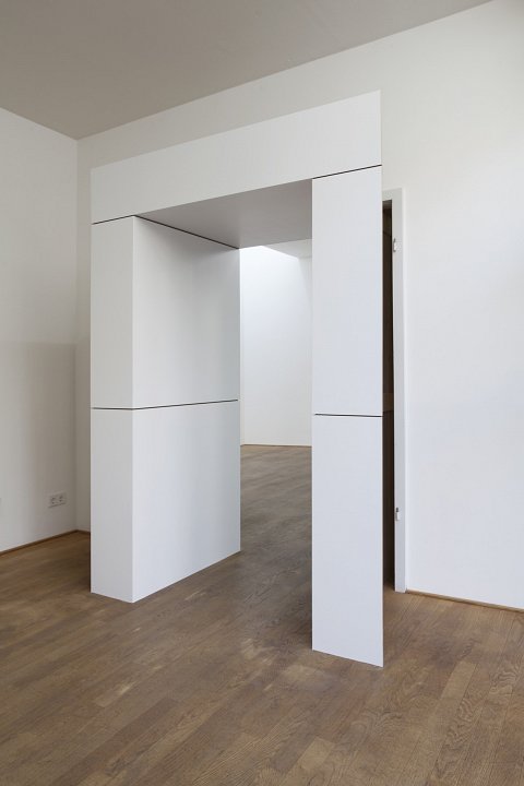 <p><em>Simple Present</em>, installation view, Kuckei + Kuckei, 2013</p>