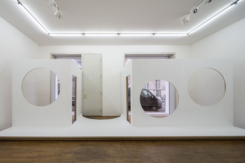 <p><em>oh hell o</em>, installation view, Kuckei + Kuckei, Berlin, 2023</p>