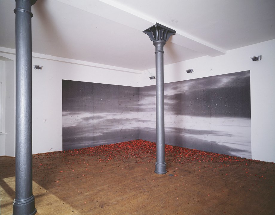 <p>installation view, Kuckei + Kuckei, 1999</p>