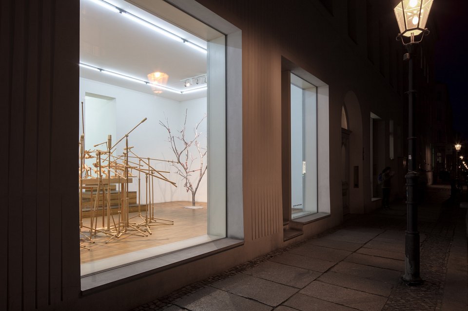 <p>S_AKE, Oliver van den Berg, installation view Kuckei + Kuckei, 2017</p>