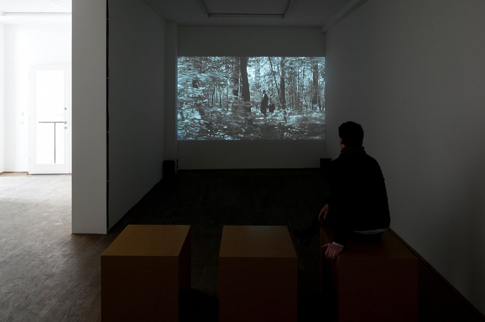 <p><em>Hold Your Breath</em>, installation view, Kuckei + Kuckei, 2011</p>