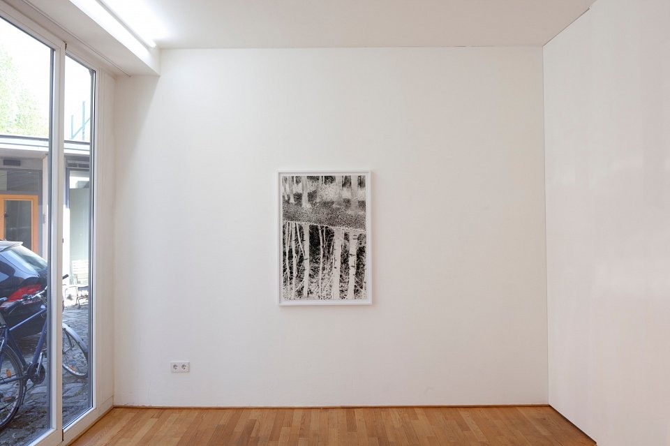 <p><em>Hold Your Breath</em>, installation view, Kuckei + Kuckei, 2011</p>