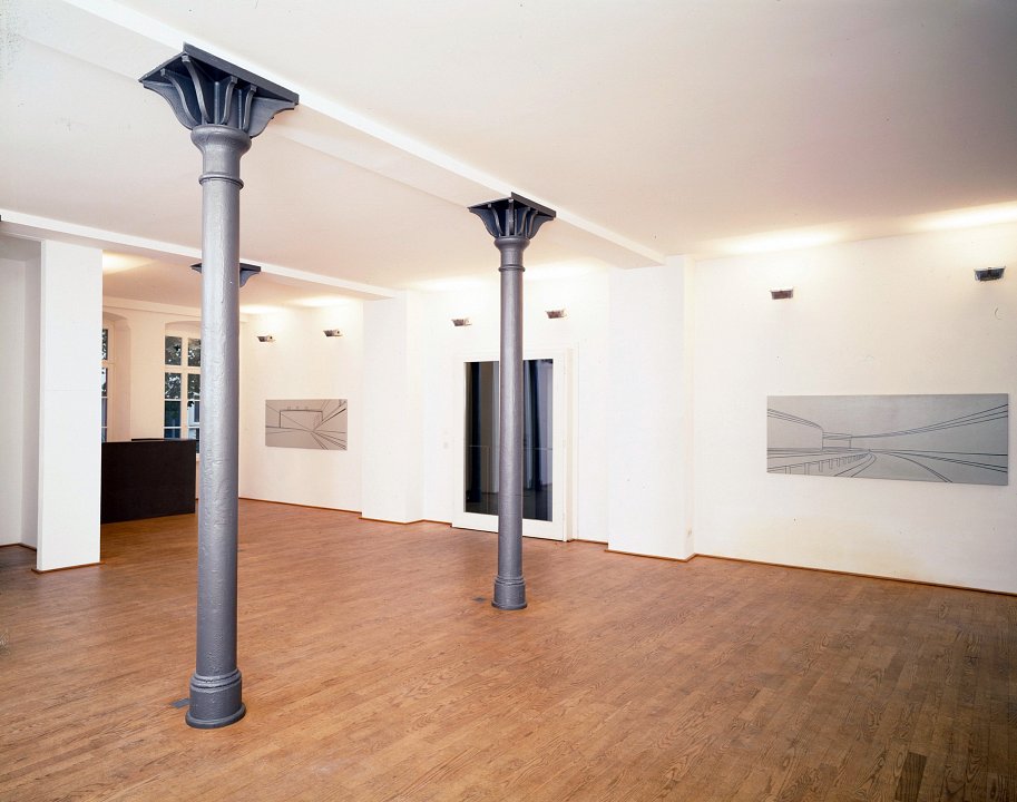 <p><em>Fahren</em>, installation view, Kuckei + Kuckei, 2001</p>