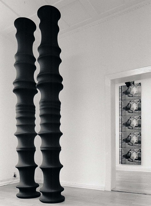 <p><em>Bild – Objekt – Film</em>, installation view, vierte Etage, 1993</p>