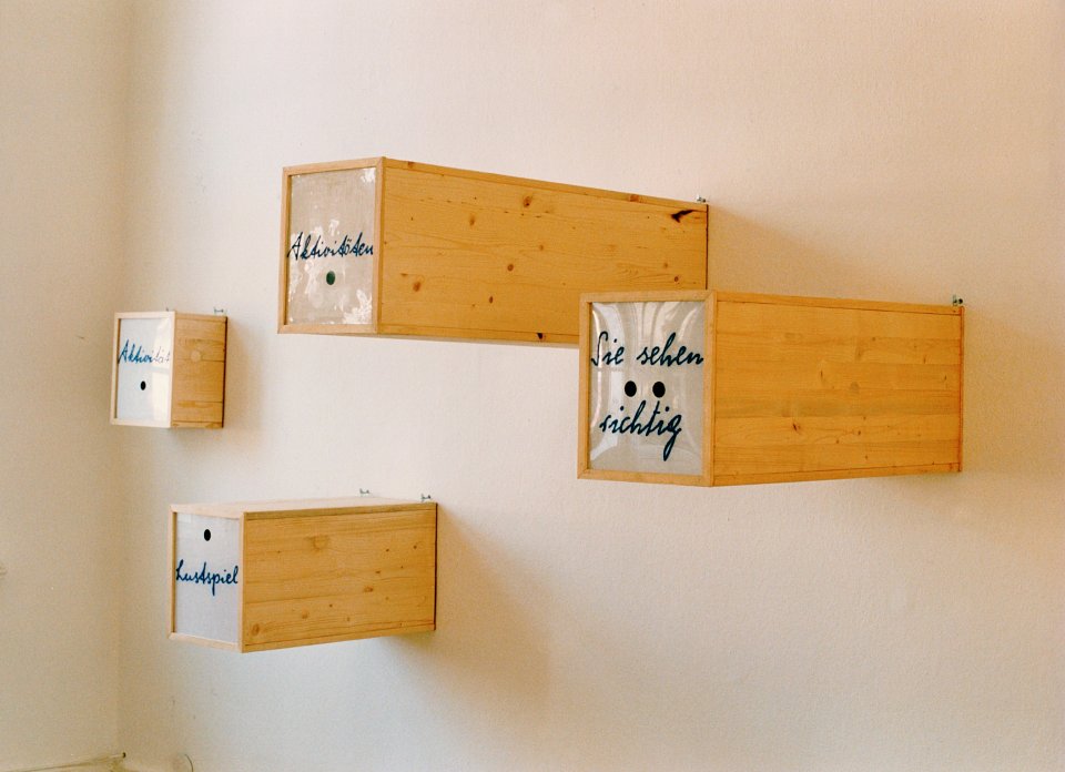 <p>installation view, vierte Etage, 1996</p>