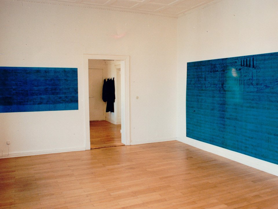 <p><em>Bilder</em>, installation view, vierte Etage, 1994</p>