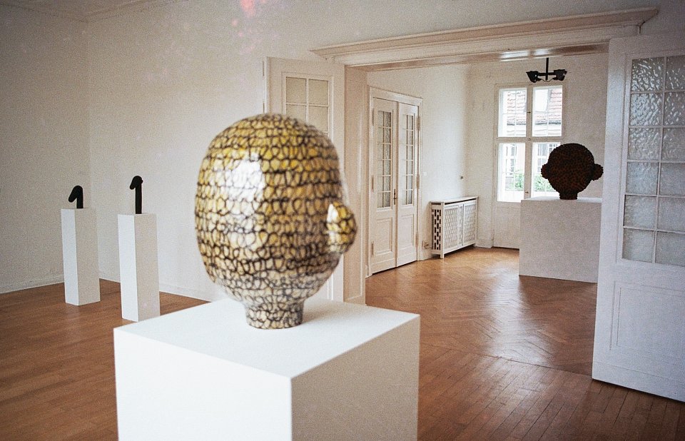 <p><em>Objekte</em>, installation view, vierte Etage, 1993</p>
