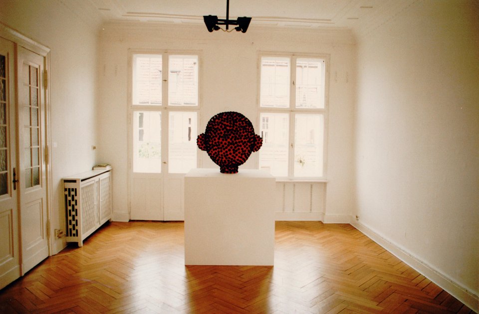 <p><em>Objekte</em>, installation view, vierte Etage, 1993</p>