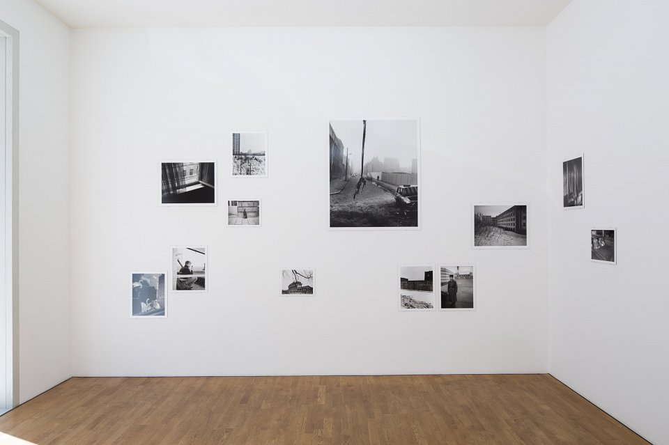<p><em>Zwischenzeit: 1989 – 1991</em>, installation view, Kuckei + Kuckei, 2016</p>