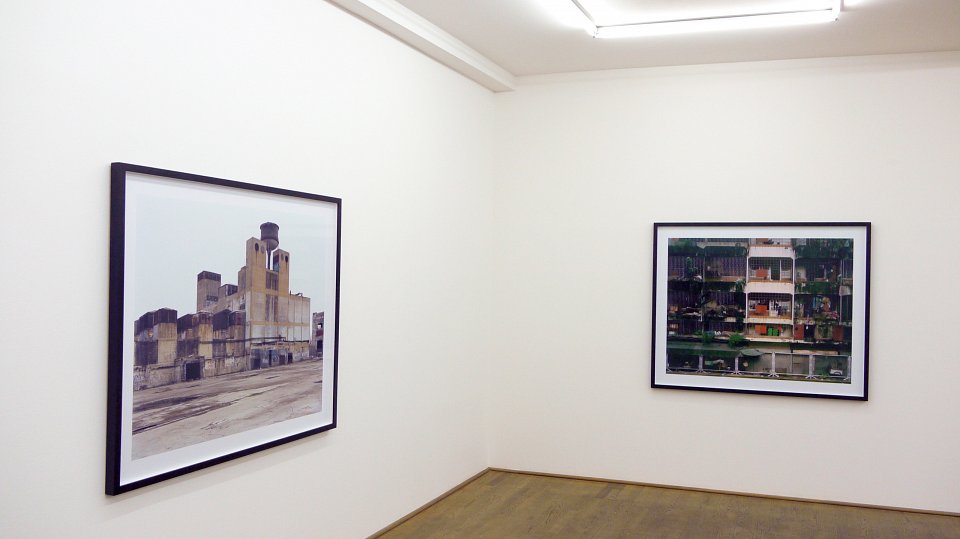 <p><em>Aftermath</em>, installation view, Kuckei + Kuckei, 2011</p>
