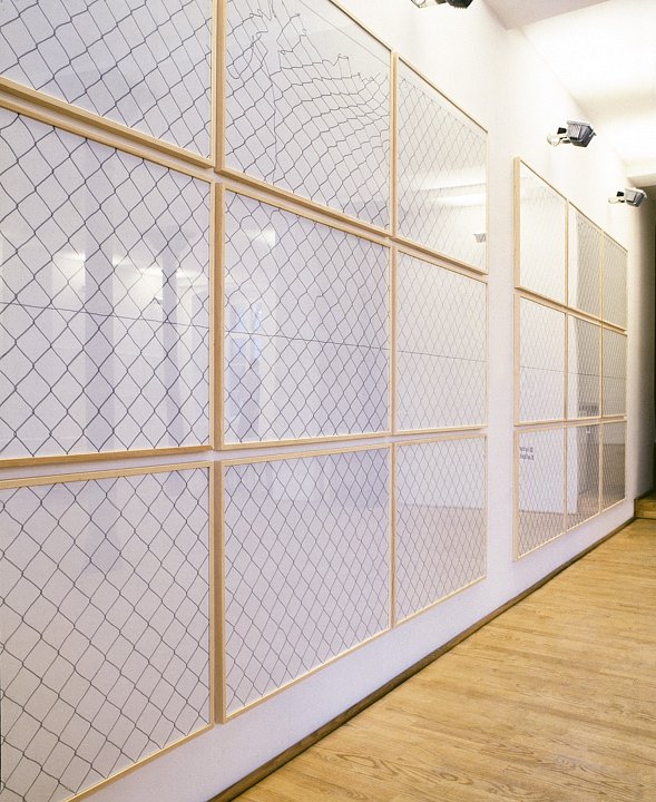 <p><em>Sicherheit und Selbst ist der Mann</em>, installation view, Kuckei + Kuckei, 1998</p>