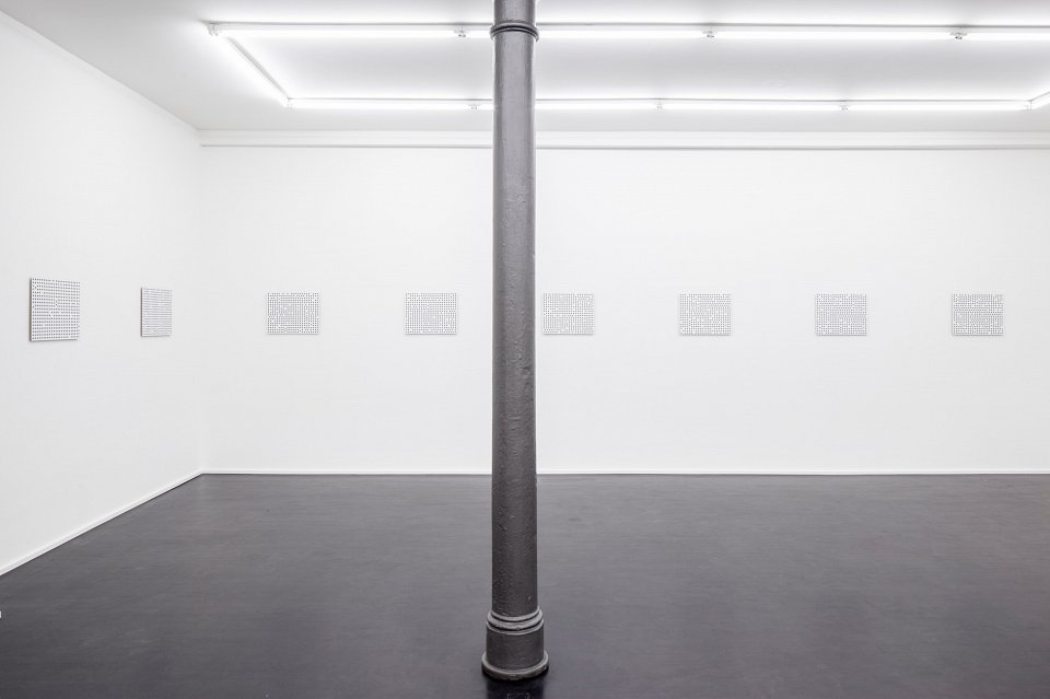 <p><em>KW Serie</em>, installation view, Kuckei + Kuckei, 2013</p>