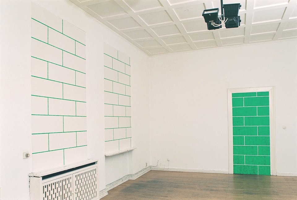<p><em>Dürfen Maurer Malen?</em>, installation view, vierte Etage, 1996</p>