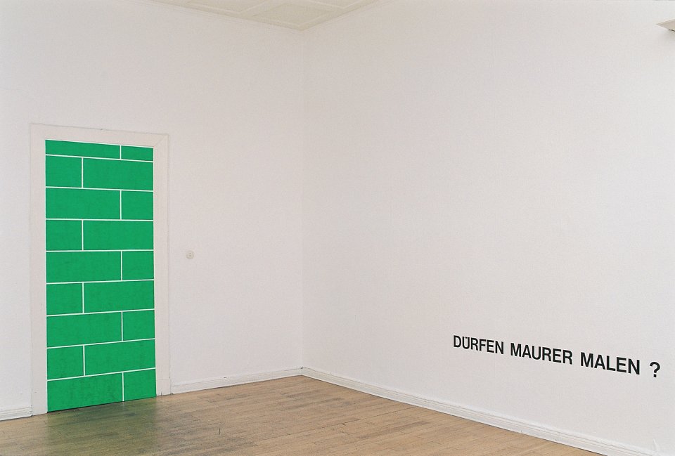 <p><em>Dürfen Maurer Malen?</em>, installation view, vierte Etage, 1996</p>