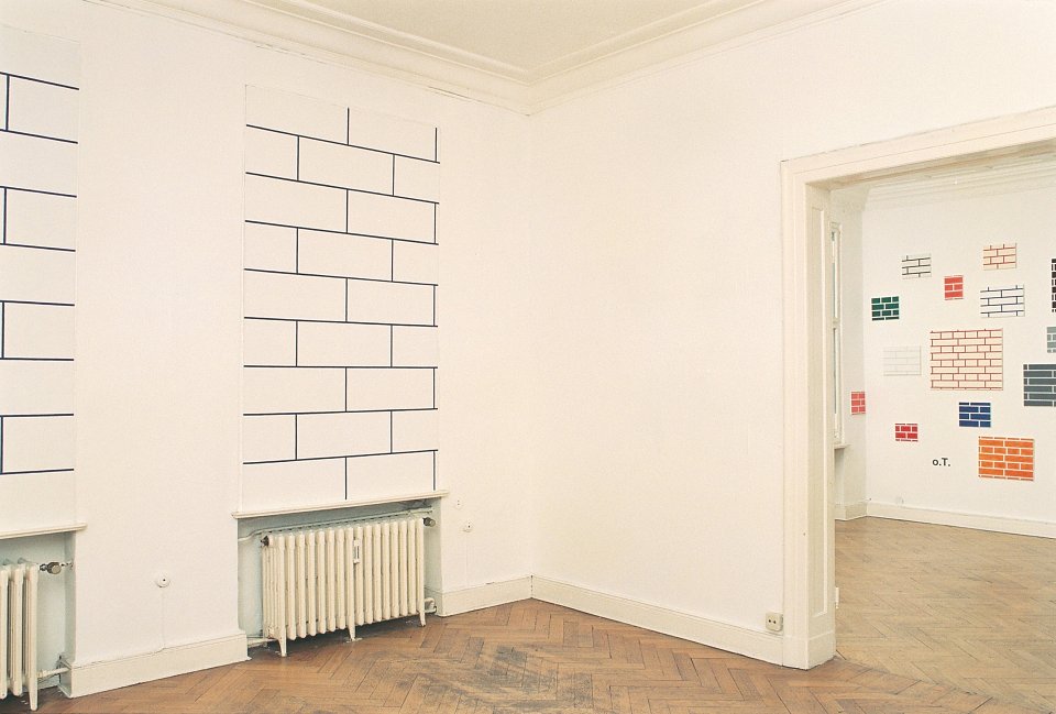 <p><em>Dürfen Maurer Malen?</em>, installation view, vierte Etage, 1996</p>