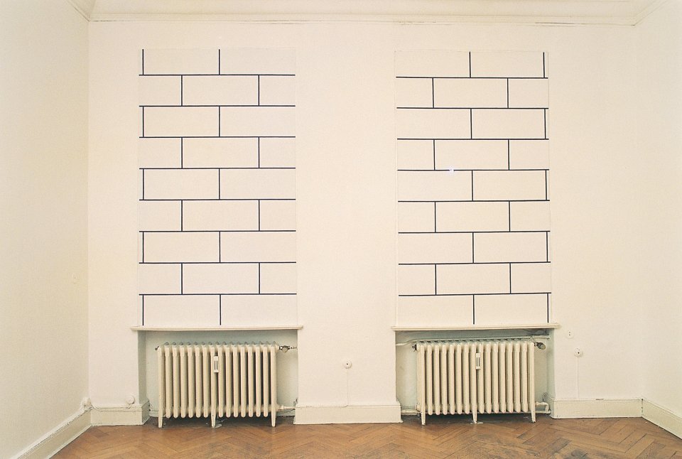 <p><em>Dürfen Maurer Malen?</em>, installation view, vierte Etage, 1996</p>