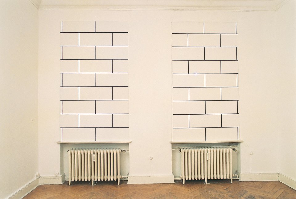 <p><em>Dürfen Maurer Malen?</em>, installation view, vierte Etage, 1996</p>