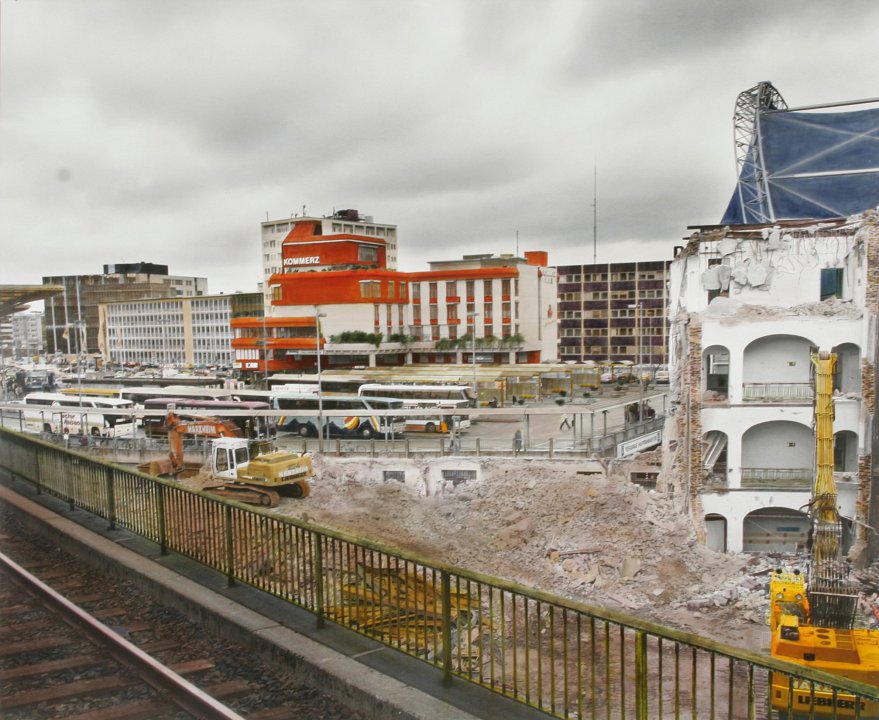 <p>Breslauer Platz (Köln), 2008<br />
hand-colored b/w silver gelatin print<br />
104 × 126 cm, edition 2 + 1 AP</p>