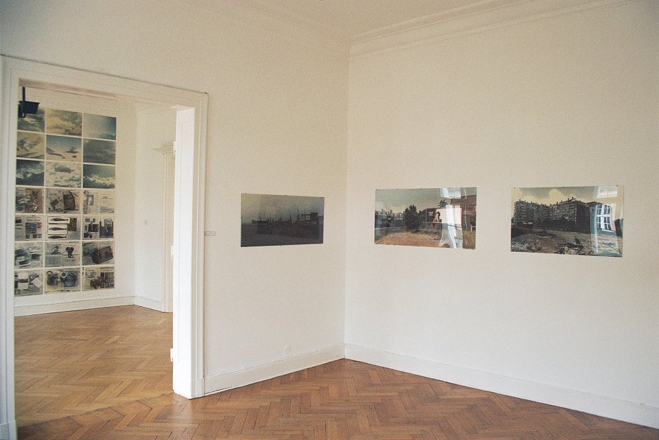 <p><em>Photoarbeiten und Objekte</em>, installation view, vierte Etage, 1994</p>